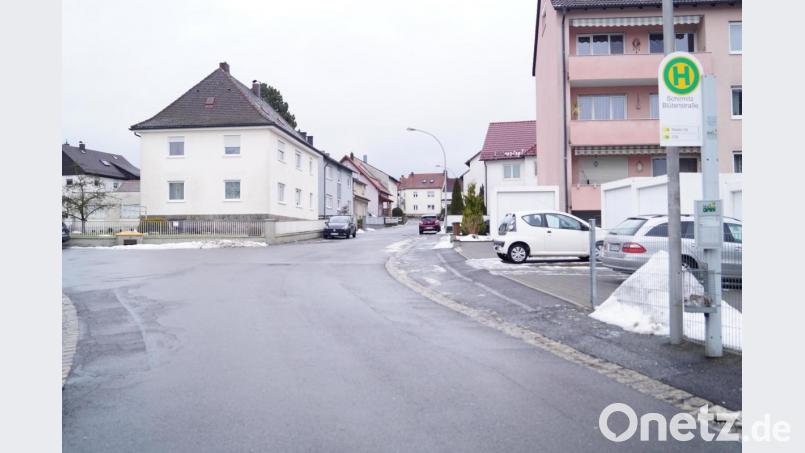 Die Anlieger in der Blütenstraße haben ab Montag, 22. Februar, vor ihren Haustüren eine Baustelle. Die Firma Strabag beginnt mit dem Vollausbau der Blütenstraße.. Die bisherige Bushaltestelle (rechts) wird in die Kirchenstraße verlegt. Bild: du