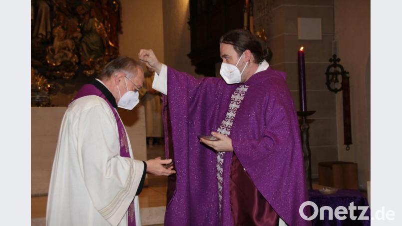 Zuallererst legten sich Kaplan Weindler und Pfarrer Ludwig Gradl das Aschenkreuz als Zeichen der Vergänglichkeit gegenseitig auf, um dies dann anschließend auch bei den Gottesdienstbesuchern zu tun. Bild: ads