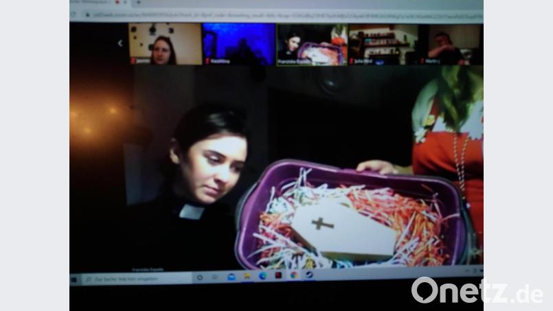 So, das war's: Endlich ist er weg, der verpatzte Fasching 2020/21. In den Sarg gelegt und mit Konfetti als Grabschmuck eingegraben, soll er in dieser Form nie wiederkehren. Bild: ubb