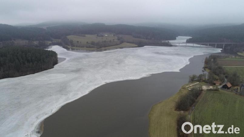 So präsentierte sich der Eixendorfer See am 6. Februar bei einem maximalen Wasserstand von 437,29. Die Seefläche vor dem Hochwasserereignis ist durch die Eisschicht gut zu erkennen. Bild: Bernhard Rom/Wasserwirtschaftsamt Weiden/exb