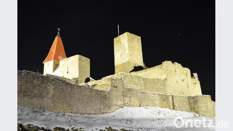 Die Burg Leuchtenberg als Wahrzeichen der Region wird nachts in LED-Licht getaucht. Bild: fz
