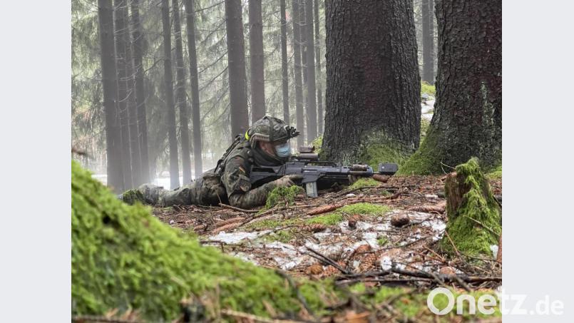 Gut getarnt liegt dieser Soldat, mit Maske und Gewehr im Anschlag, zwischen den Fichten und bemoosten Hügeln am Standortübungsplatz Oberviechtach. In der Corona-Pandemie gelten die Abstands- und Hygieneregeln auch für die Grenadiere der Grenzlandkaserne. Bild: Benjamin Lihring