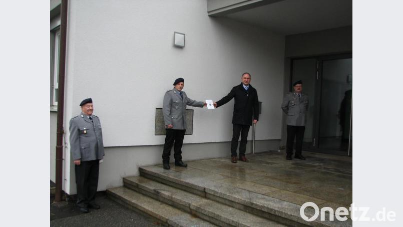 Norbert Herrmann (Zweiter von links) übergibt im Beisein von Udo Matysiak (links) und Karlheinz Kuschidlo (rechts) ein Exemplar der Chronik der KSRK an Bürgermeister Richard Kammerer. Bild: knh