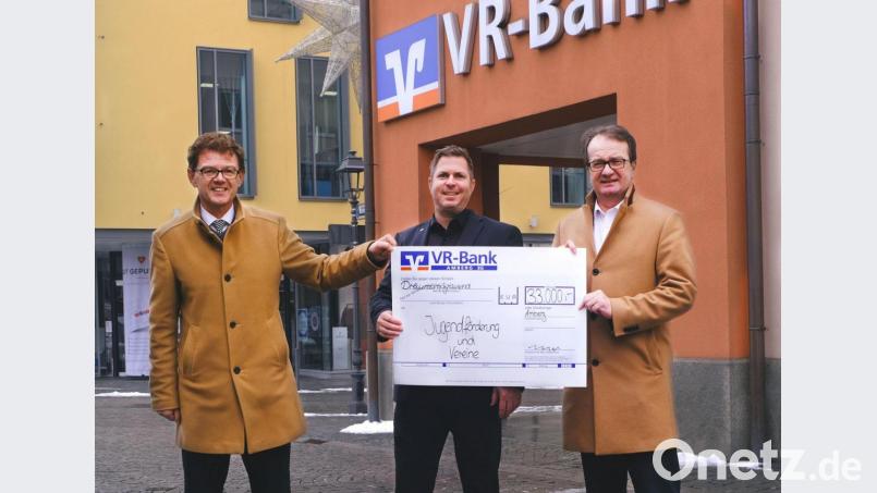 Die Verantwortlichen der VR-Bank Amberg Andreas Reindl (von links), Thomas Retzer und Dieter Paintner überreichen einen Scheck. Bild: Marco Greger/exb