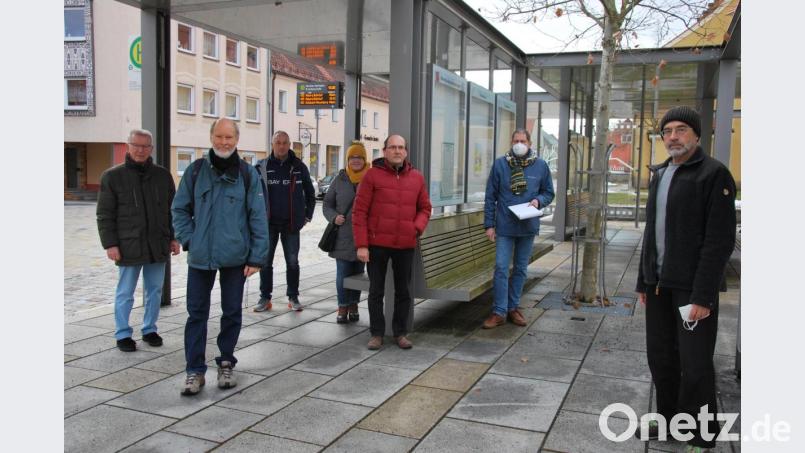 Die SPD kritisiert die Konstruktion des Busbahnhofs, von links Rudi Wild, Günther Amann, Wolfgang Bosser, Claudia Stein, Josef Birner, Martin Beck vom Bauamt und Architekt Josef Garnhartner. Bild: gsp