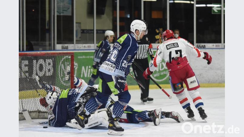 Szene aus dem Derby zwischen den Blue Devils Weiden und den Selber Wölfen am 3. Januar: Der Selber Topscorer Nick Miglio dreht jubelnd ab, die Weidener Adam Schusser und Goalie Timon Bätge sind geschlagen. Der Spitzenreiter gewann damals in Weiden mit 6:1, heute kommt es in der Hans-Schröpf-Arena zur Neuauflage. Archivbild: gb