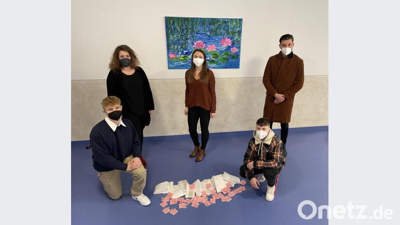 Verbindungslehrerin Annika Heisig (von links), Jugendsozialarbeiterin Sabrina Fraunholz, Lehramtsanwärter Josef Rodler und die beiden Schülersprecher Xavier Siemski und Fabian Kohl (vorne) freuen sich über die Aktion. Bild: Katrin Seidl/exb