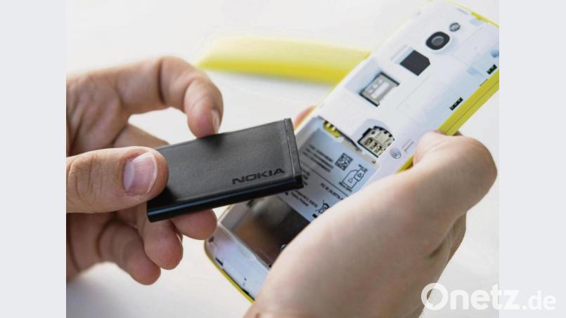 Akkus werden immer leistungsfähiger. Trotzdem ist man früher mit deutlich schwächeren Batterien deutlich weiter gekommen, weil die Handys noch nicht so stromhungrig waren wie heute. Bild:  Andrea Warnecke/dpa
