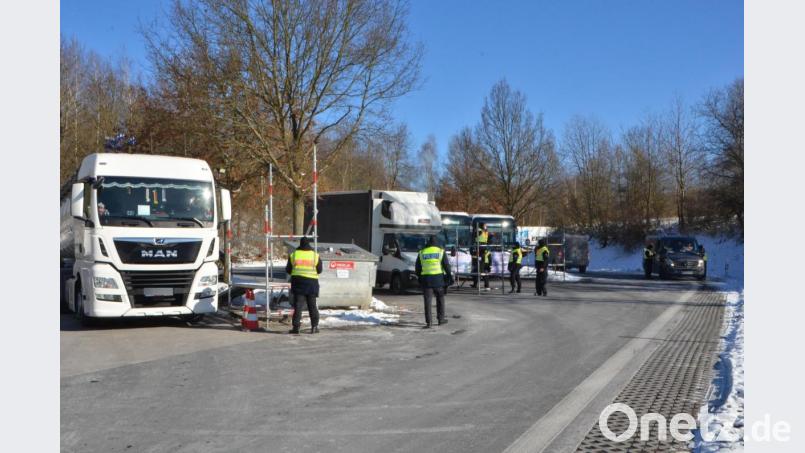 Seit Sonntag gelten strenge Grenzkontrollen bei der Einreise aus Tschechien, für Lastwagen, aber auch für Pendler, die in der Nordoberpfalz beschäftigt sind. Bild: dob