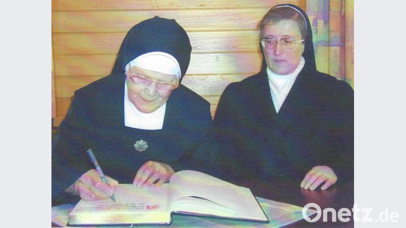 Mit bewegenden Worten wurden bei einem Stehempfang im Neusorger Pfarrsaal Schwester Goslina (von links) und Schwester Stefanie als letzte Ordensfrauen nach fast 50 Jahren ins Mutterhaus nach Mallersdorf verabschiedet. Zum Abschied durften sie sich in das Goldene Buch der Gemeinde eintragen. Archivbild: öt