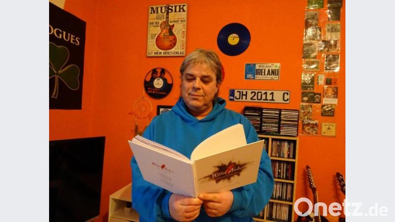 Christian Donhausers Buch &quot;Kleine rote Feder&quot; ist eher zufällig entstanden. Titel und Inhalt lassen eher vermuten, dass es sich um ein Kinder- und Jugendbuch handelt. Aber: Es ist für alle Altersgruppen geeignet. Bild: Christian Donhauser/exb