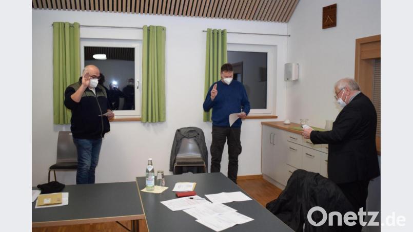 Der Gemeinderat hat Michael Hösl (links) und Markus Schmauß (Mitte) zu Feldgeschworene bestellt. Bürgermeister Johann Wilhelm vereidigte die beiden Mandatsträger. Bild: bnr