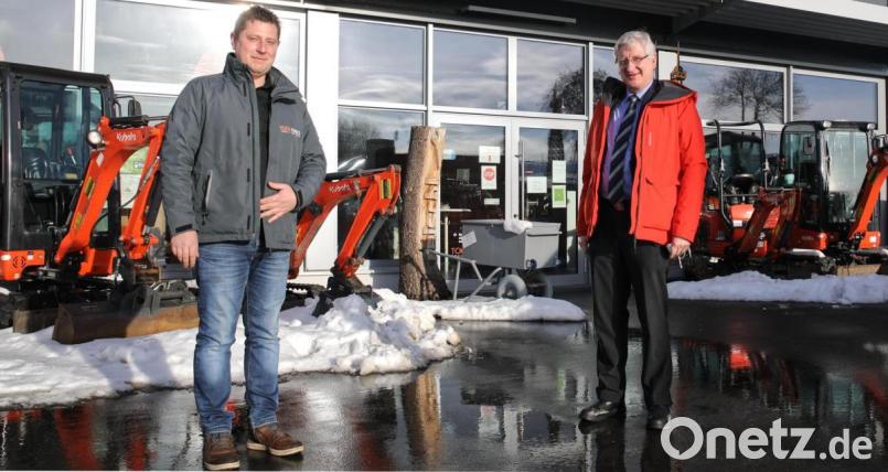Firmenchef Patrick Reischl (links) mit Bürgermeister Johannes Reger. Bild: njn