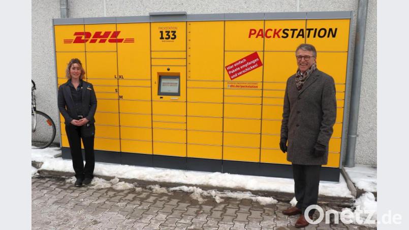 Bürgermeister Franz Stahl (rechts) an der neuen Packstation, gemeinsam mit Sandra Freundl (links), Filialführungsnachwuchsmitarbeiterin bei ALDI SÜD. Das Unternehmen ist Packstation-Kooperationspartner der Deutschen Post. Bild: Stadt Tirschenreuth/exb