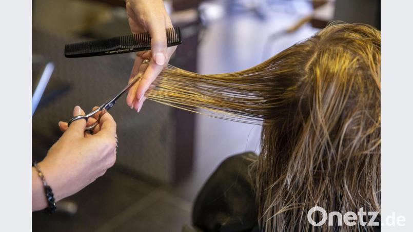 Vor dem neuen Haarschnitt steht die Terminvereinbarung. Und die gestaltet sich mitunter gar nicht so einfach, weiß eine Weidenerin als stellvertretende Obermeisterin der Friseurinnung Nordoberpfalz. Bild: Nicolas Maeterlinck/dpa