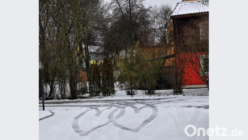 Spuren im Schnee vom Zeitungszusteller in Waldsassen. Bild: Walter Uhl/exb