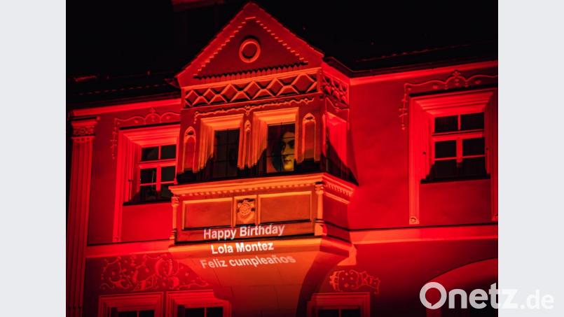 Zu Ehren von Lola Montez erstrahlte das Wünnenberghaus in Vilseck in besonderen Farben. Bild: Patrick Wolf