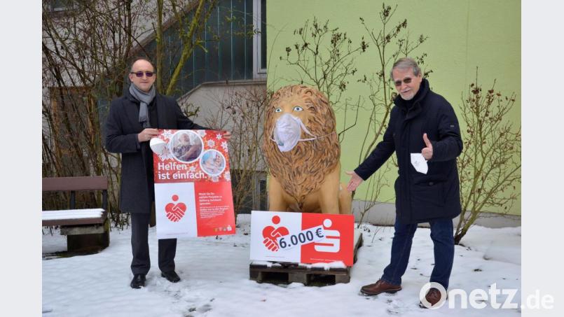 Marcus Keil (links) und Siegfried Balzer freuen sich über 6000 Euro der Sparkasse Amberg-Sulzbach. Bild: Kathrin Schmidt