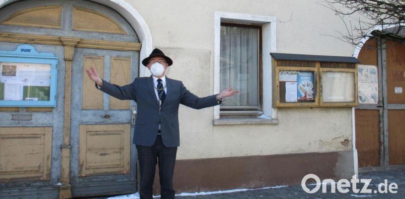 Franz Kredler als ratloser Bürgermeister vorm Rathaus. Bild: mma