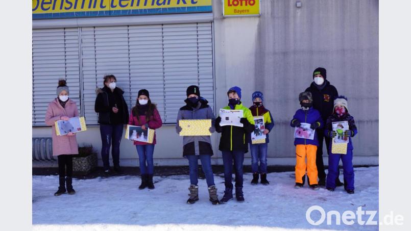 Birgitt Bayer vom Dorfladen (Zweite von links) und Alexander Danzer (Zweiter von rechts) von den Feuerdrachen übergaben die Preise an (von links) Marie-Luise, Marlene, Benedikt, Jakob, Ferdinand, Felix und Jannik. Bild: bkr
