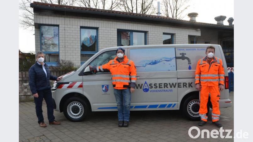 „Die Wasserversorgung ist eine sehr wichtige kommunale Aufgabe in der Daseinsvorsorge“, ist sich Bürgermeister Andreas Wutzlhofer (links) sicher. Deshalb scheut die Stadt auch keine Investition, die Schlagkraft des Wasserwerks zu erhöhen. Seit einigen Tagen gehört ein weiteres Fahrzeug zum städtischen Fuhrpark im Bauhof an der Haidaer Straße. Wassermeister Markus Süss (Mitte) und dessen Stellvertreter Josef Bauer (rechts) freuen sich. Bild: dob