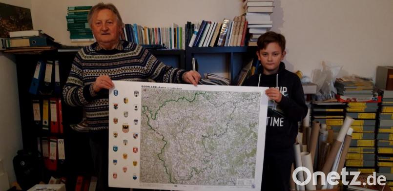 Meinhard Köstler und Enkel Johann präsentieren die neu aufgelegte Egerland-Karte. Bild: Meinhard Köstler/exb