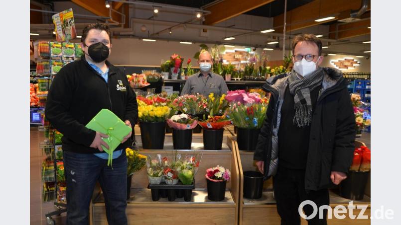 Für die Umbaumaßnahme im Katholischen Kindergarten Don Bosco spendete Edeka-Markt-Inhaber Markus Schiml (links) 3000 Euro, die er im Beisein von Marktleiter Hans Kramer, an Dekan Alexander Hösl (rechts) überreichte. Bild: dob