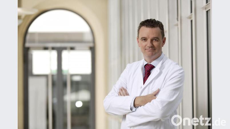 Clemens Wendtner steht in einem Gebäude der München Klinik Schwabing. Der Infektiologe warnt eindringlich vor den Virusvarianten. Archivbild: Fotograf München Klinik/dpa