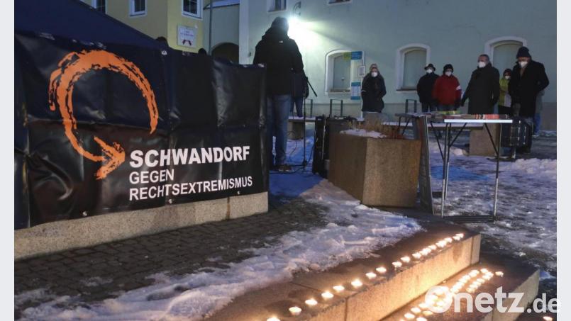 Die Teilnehmer an der Kundgebung entzündeten am Mönchsbrunnen Kerzen für die Corona-Opfer und legten eine Schweigeminute ein. Bild: Hirsch