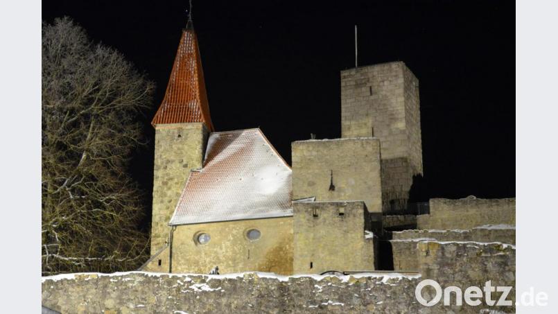 Die idyllische Stimmung nachts kostete die Gemeinde über Jahre hinweg Unsummen. Die Burg Leuchtenberg erstrahlt in neuem Licht. Bild: fz