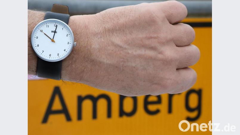 Seit Montag galt in Amberg zwar nicht mehr die ursprüngliche Ausgangssperre ab 21 Uhr, aber eine modifizierte Variante von 22 bis 5 Uhr. Da jetzt die 7-Tage-Inzidenz dauerhaft unter dem Wert von 100 liegt, hat sich diese Regelung ab Samstag erst einmal erledigt. Bild: Wolfgang Steinbacher