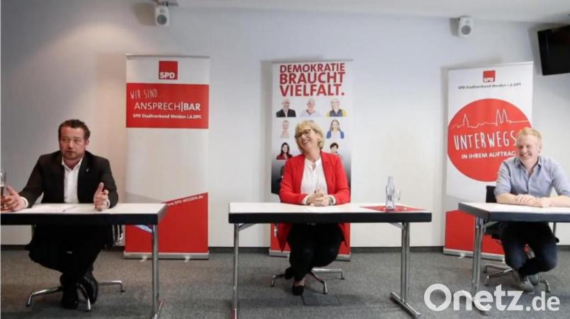 Politischer Aschermittwoch als Livestream aus der Max-Reger-Halle: Bundestagsabgeordneter Uli Grötsch, Stadtverbandsvorsitzende Sabine Zeidler und Fraktionschef Roland Richter ohne klatschendes Auditorium (von links). Screenshot: Eichl