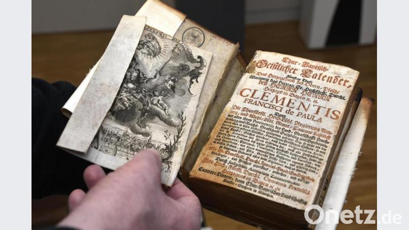 Vollgesaugt wie ein Schwamm: Eines der beschädigten Bücher. Bild: Petra Hartl