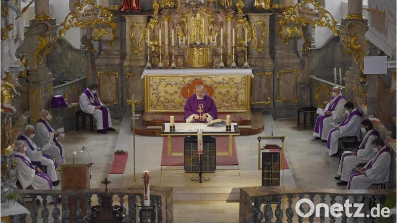 Beim Konventgottesdienst zum 185. Jahrestag der Gründung des Resurrektionistenordens
war der Superior der Kommunität, Pater Nikel, Pfarrer in Neuhaus, der Hauptzelebrant. Bild: Karl Schwemmer