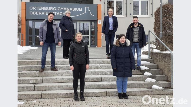 Die drei jungen Lehrkräfte bei ihrem Dienstantritt am OGO: Im Bild links Studienreferendar Florian Gehrmann, rechts daneben in der vorderen Reihe Studienreferendarin Kristin Buser und Studienreferendarin Tatjana Leikam. Bild: lg