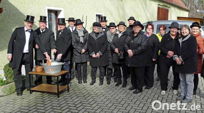 Die seit Jahren gepflegte Tradition des Gelbeutelwaschens des Stammtisches der Höslbräu-Schänke in Rothenstadt ist heuer wegen der Corona-Beschränkungen ins Wasser gefallen. Archivbild: Dobmeier