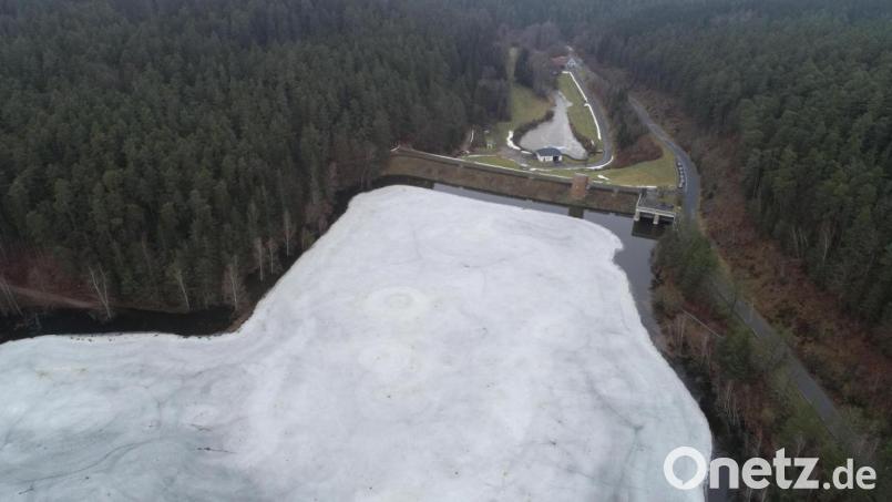 Die Hauptsperre des Eixendorfer Sees ist am 6. Februar bei einem maximalem Wasserstand von 437,29 Meter über Normalnull gut gefüllt. Das Bauwerk rechts am Damm ist die Hochwasserentlastung. Dadurch wird letztlich ein Überströmen des Damms verhindert. Bild: Bernhard Rom, Wasserwirtschaftsamt Weiden/exb