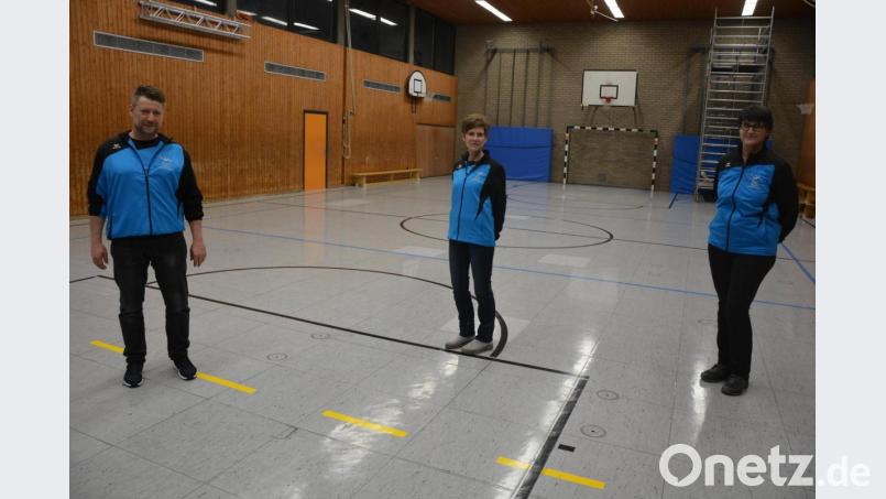 TSV-Vorsitzende Doris Reiß (Mitte), Oberturnwartin Uta Habedank und Übungsleiter Sigi Gennari in der leeren Schulturnhalle in Pechbrunn. Dort spielt sich normalerweise überwiegend das sportliche Leben im Verein ab. Bild: jr