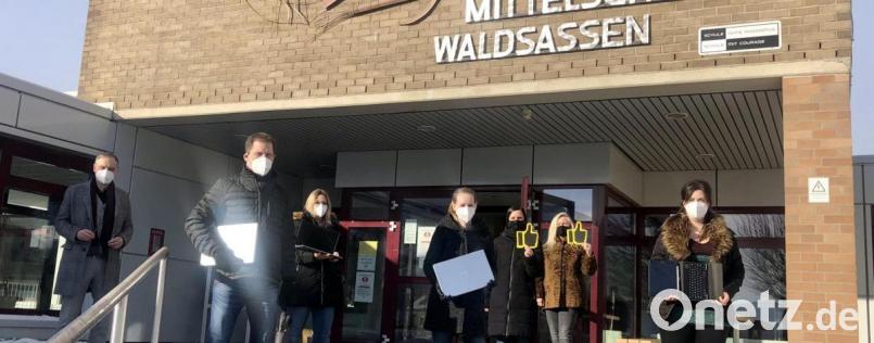 Nach der Übergabe der Endgeräte durch Bürgermeister Bernd Sommer (links) an die Lehrer der Mittelschule vorm Haupteingang. Bild: Mittelschule Waldsassen/exb