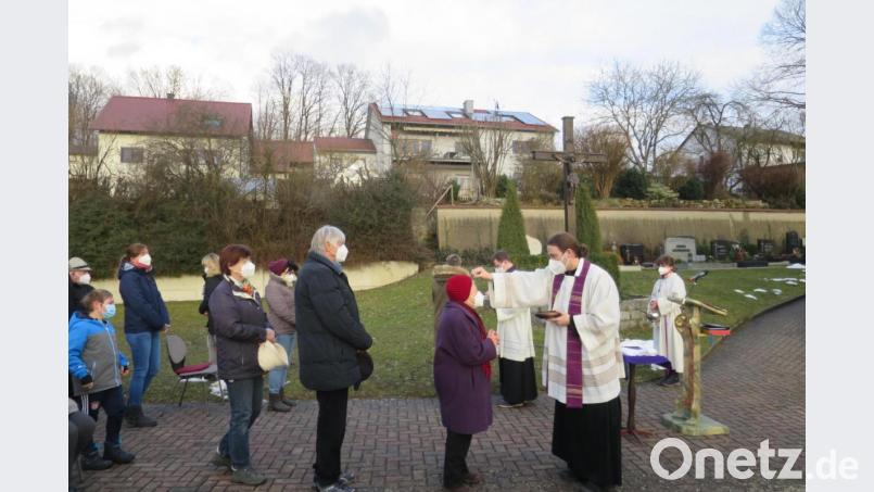 In Paulsdorf feierten am Aschermittwoch die Gläubigen eine Andacht unter freiem Himmel und ließen sich dabei das Aschenkreuz auflegen. Bild: Christine Schwarz/exb