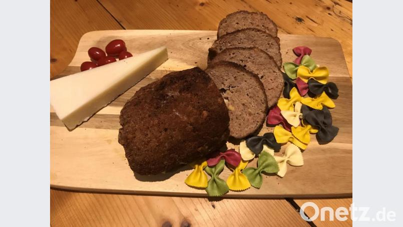 Frische Bratwurst und Pecorino kommen in den Hackbraten italienischer Art. Bild:  Michael Schiffer
