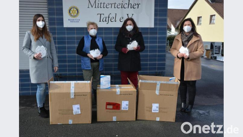 4500 FFP2-Masken übergaben Lichtblicke-Schirmherrin Claudia Grillmeier (rechts) und Isabel Sommerer (links) an Tafel-Vorsitzende Nicole Fürst (Zweite von rechts) und Tafel-Leiterin Anni Riedl. Bild: jr