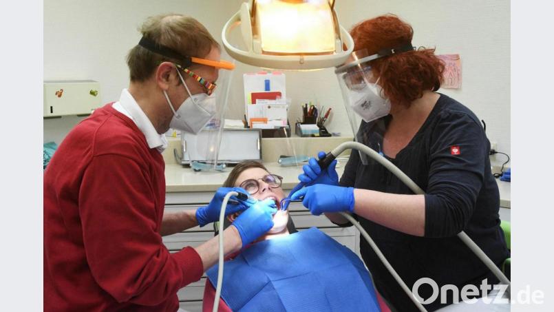Zahnvorsorge ist wichtig, betont auch der Weidener Dentist Dr. Michael Emmrich (links). Doch während des Corona-Lockdowns hat auch er in seiner Praxis einen Rückgang der Patientenzahlen bemerkt. Bild: Gabi Schönberger