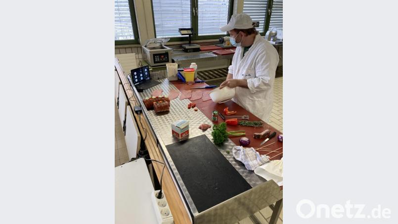 Rollbraten und Spieße stehen in dieser Unterrichtsstunde bei Fachlehrer Bernd Roth auf dem Lehrplan. Bild: BSZ SURO/exb