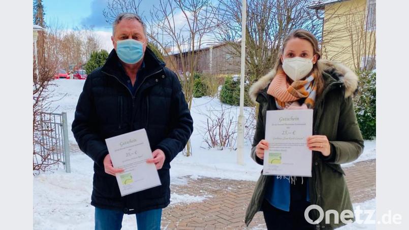 &quot;Kopf hoch&quot;-Vorsitzender Edgar Wenisch überreichte an Direktorin Lisa Zang 40 Gutscheine á 25 Euro als kleines Dankeschön an die Mitarbeiter des Seniorenheims Theresianum. Damit soll ihre Arbeit gerade während der Corona-Pandemie wertgeschätzt werden. Bild: jr