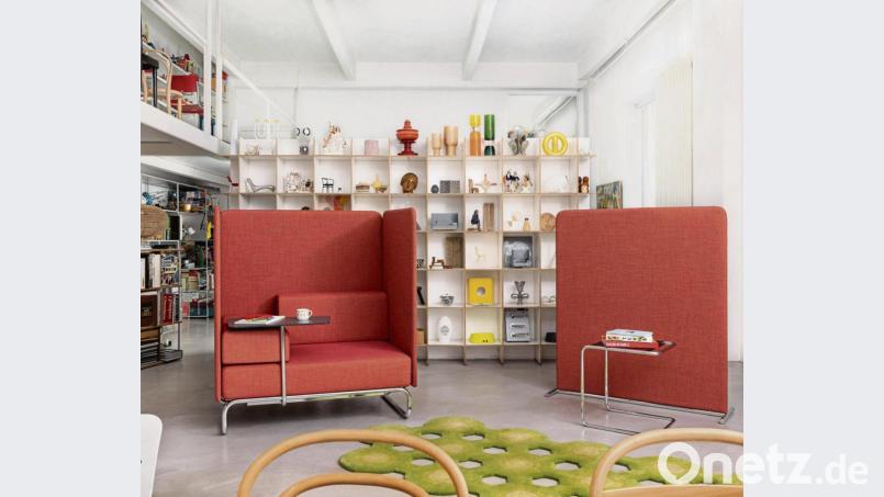 Zum Zurückziehen: Sofas und andere Sitzelemente wie das Baukastensystem S5000 Retreat von Thonet mit hohen Rücken- und Seitenwänden bilden einen Raum im Raum. In diesem Fall sind Ergänzungen wie Tische und Steckdosen möglich, um aus den Sitzecken auch Arbeitsplätze zu machen. Bild: Giacomo Giannini/Thonet/dpa
