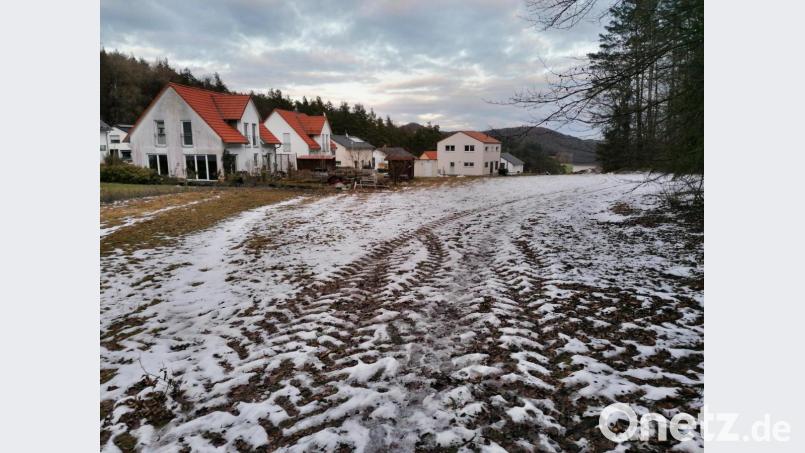 Bei den Bewohnern dieser Häuserreihe im Baugebiet Schlossblick geht die Befürchtung um, dass die freie Fläche - entgegen früherer Zusagen - nun doch Bauland wird. Bild: ds