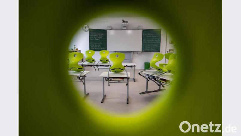 Im Landkreis Amberg-Sulzbach kehren die Schüler ab Montag teilweise wieder in die Klassenzimmer zurück. Bild: Sebastian Gollnow/dpa