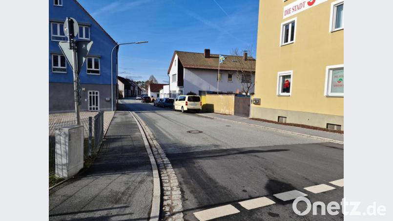 An der Einfahrt von der Neuen Amberger Straße zur Thumbachstraße parken trotz abgesenktem Bordstein oft Autos. Das stört einige Grafenwöhrer Bürger. Conny Spitaler trägt das Problem deshalb in der Stadtratssitzung vor. Bild: sne