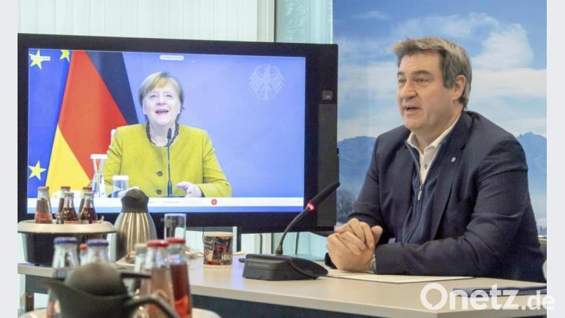 Ministerpräsident Markus Söder und Angela Merkel haben sich per Videokonferenz mit den bayerischen Landräten und Oberbürgermeistern ausgetauscht. Bild: Peter Kneffel/dpa